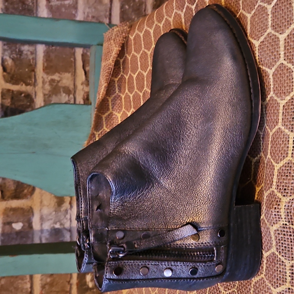 Vince Camuto Fall Winter Catile Pewter Gunmetal Ankle Boots - Picture 3 of 5